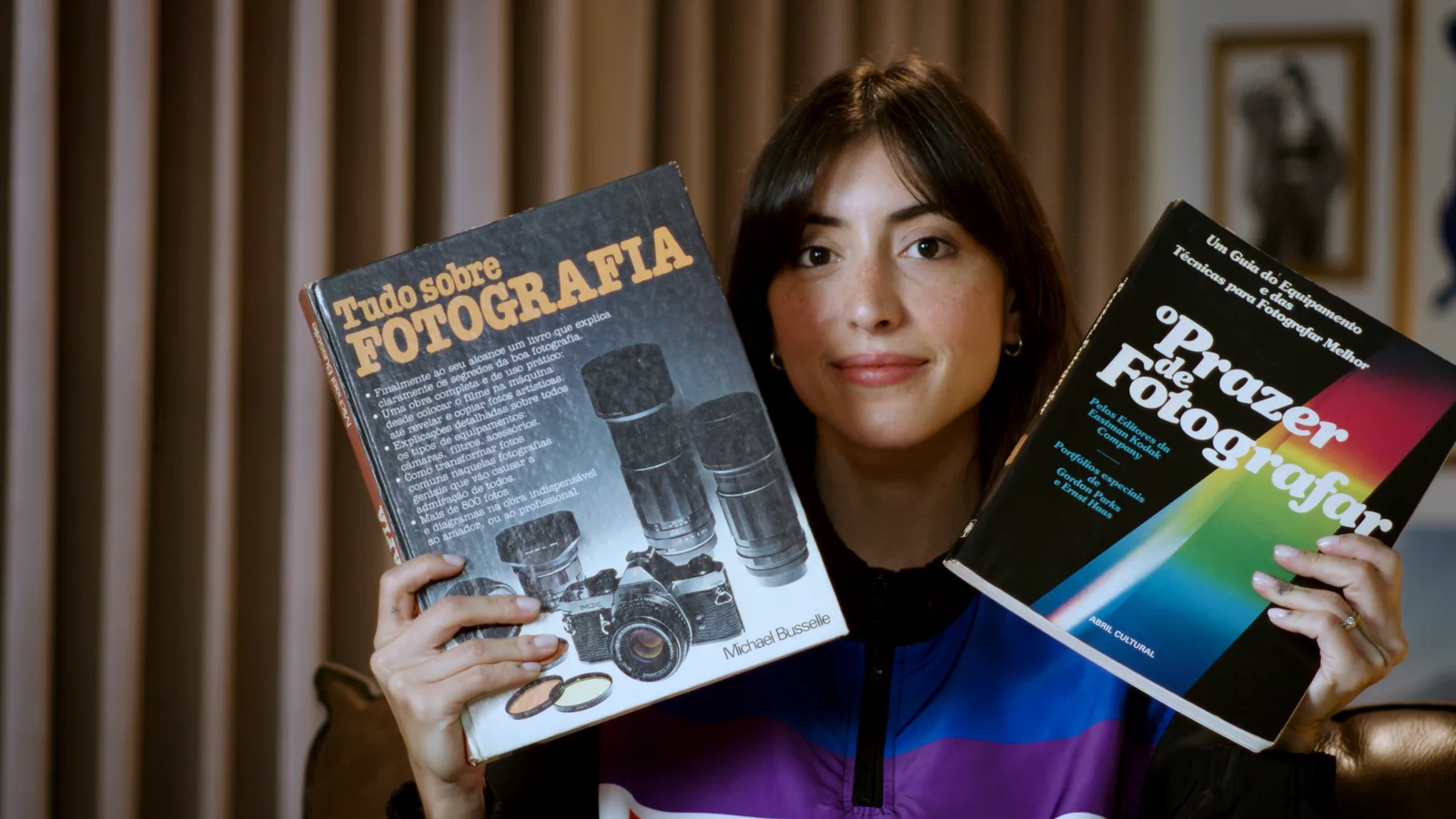 Maju segurando os livros Tudo sobre Fotografia e O Prazer de Fotografar