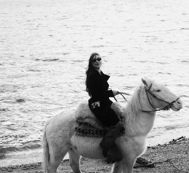 Maju a cavalo na beira da água, em preto e branco