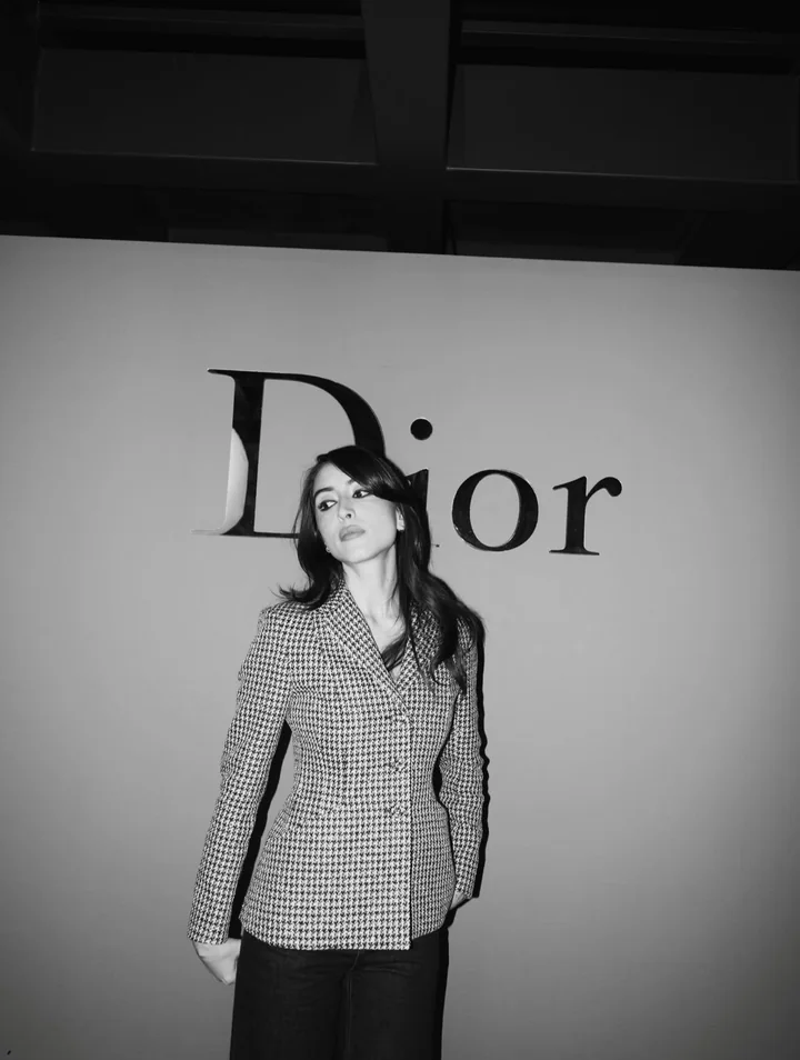 Maju de blazer xadrez em um evento, em preto e branco